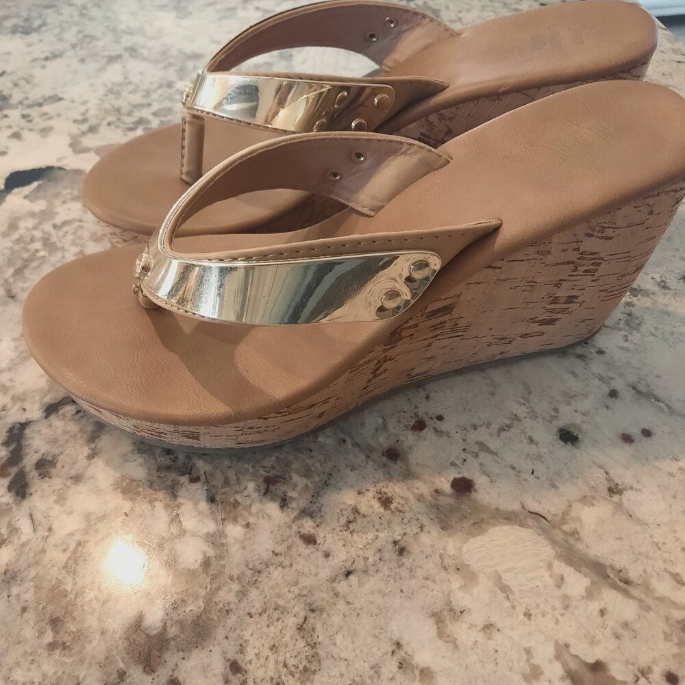 Juicy Couture Slip On Thong Cork Wedges Size 7 Reflective Gold Detail